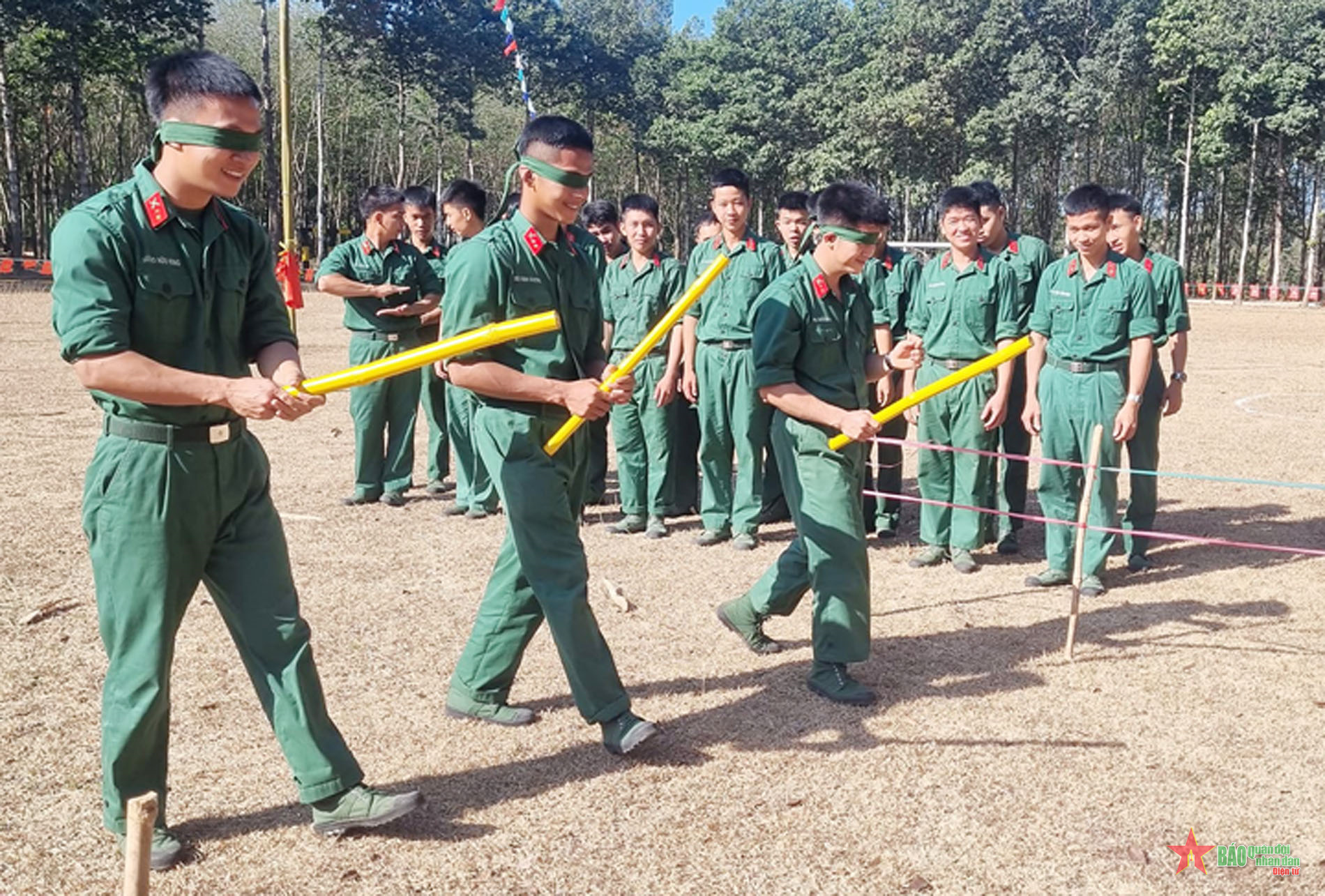 Trò chơi dân gian hấp dẫn chiến sĩ trong ngày Tết